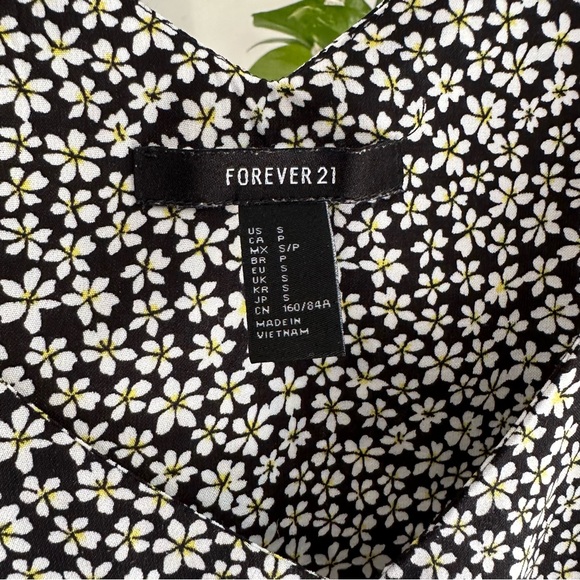 Forever 21 Black and white floral Cami Tank Top Size Small V neck flowy Blouse - Picture 6 of 8